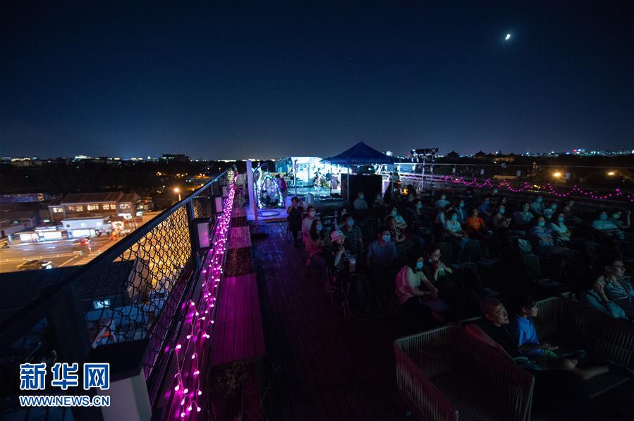 (文化)(1)第十屆北京國際電影節(jié)舉行露天放映活動