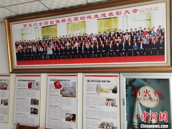 貼滿榮譽與報道的診所一角 周孫榆 攝