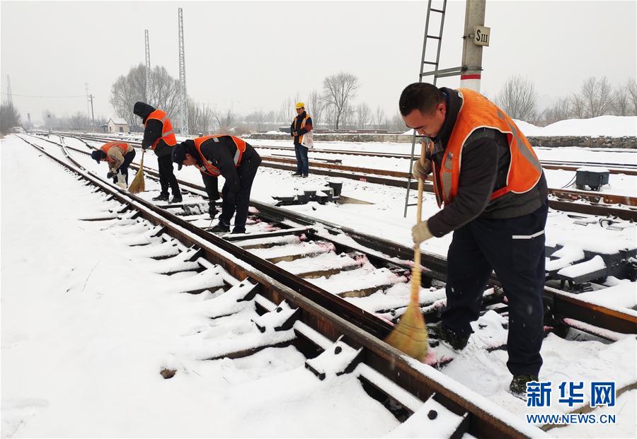(社會)(1)河北淶源:掃雪保暢通