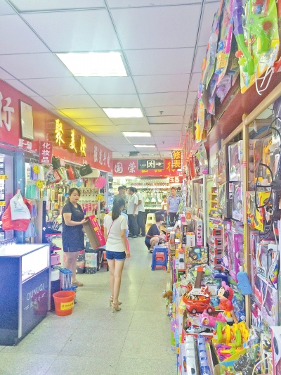 鄭州消防部門對火車站商圈進行消防安全整治