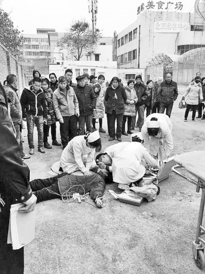 駐馬店老太晨起散步昏厥倒地 市民醫(yī)生接力搶救