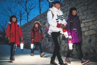 上學路上有光 魯山寶豐山區(qū)的孩子受捐2000盞燈