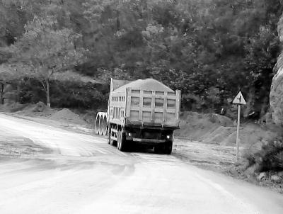 別的地方都在環(huán)保攻堅 這里采石繁忙塵土飛揚