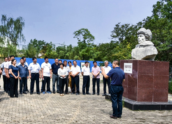 人保財(cái)險(xiǎn)駐馬店分公司:組織所包扶貧村黨員接受紅色教育