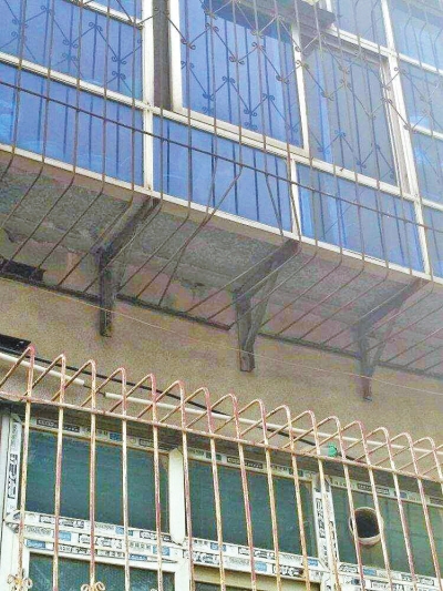 鄭州順河路43號院內(nèi) 小偷撬開防盜網(wǎng)入室盜竊