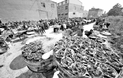 訂親彩禮花樣多 “一動(dòng)不動(dòng)”壓垮一家兩代人