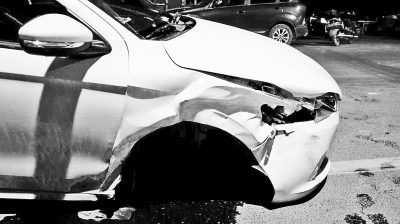 鄭州無(wú)牌新車連撞兩車 車主事發(fā)后離開現(xiàn)場(chǎng)