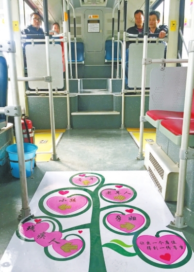 鄭州一車長(zhǎng)繪制卡通“導(dǎo)座圖” 老弱病殘?jiān)锌磮D坐