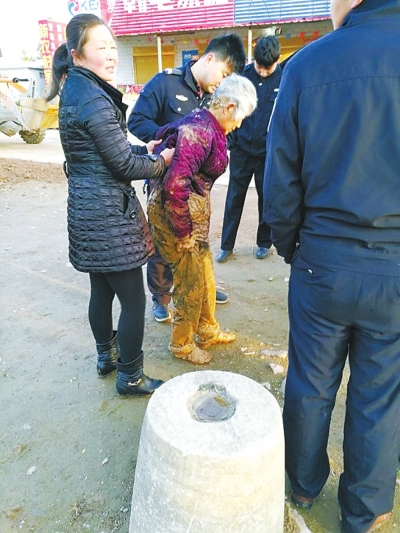 葉縣一老太陷淤泥命懸一線 民警鋪木梯成功救人