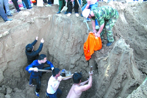 兩歲女童不慎掉進(jìn)機(jī)井 消防官兵與群眾合力施救