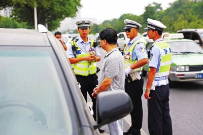 天網(wǎng)恢恢 鄭州交警攔停未審車輛意外抓獲一名逃犯