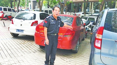 鄭州熱心保安街頭上演追賊記 擒拿搶手機男子