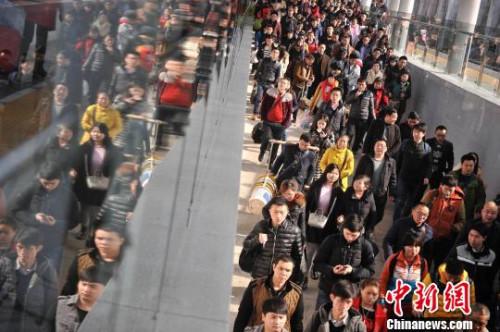 春運(yùn)迎返程購(gòu)票高峰期 今起可買正月初六火車票