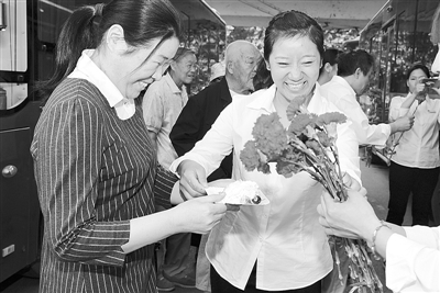 ���ݹ����펽��·Ů܇�L(zh��ng)��Ů�˿͹��ȹ�(ji��)��