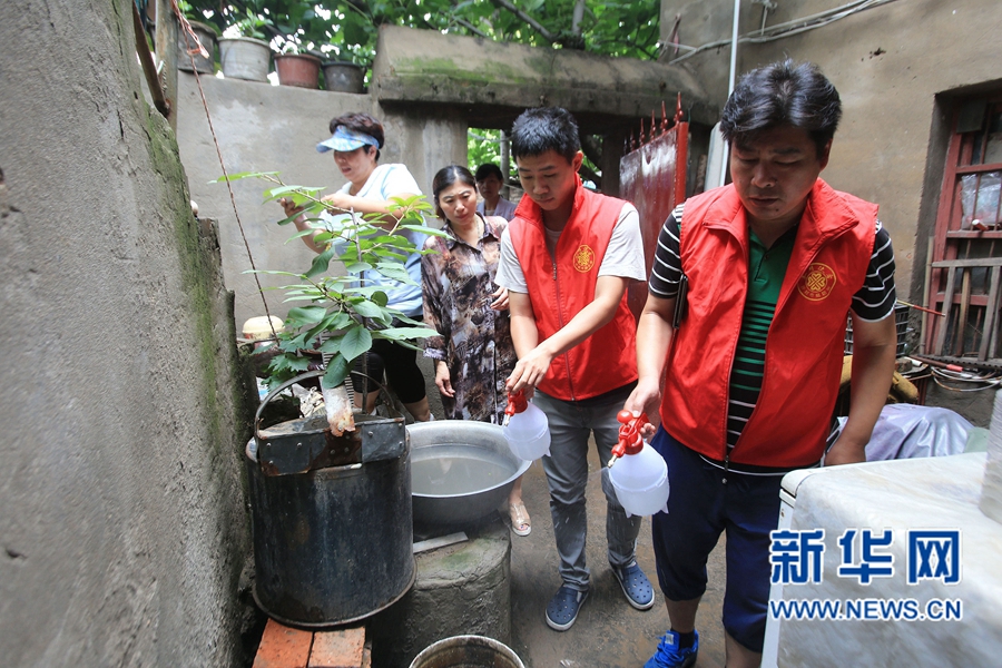 河南開封:暴雨過后忙消毒 河南開封:暴雨過后忙消毒