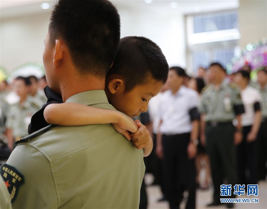 “爸爸,我長(zhǎng)大也要像你一樣當(dāng)兵” “爸爸,我長(zhǎng)大也要像你一樣當(dāng)兵”