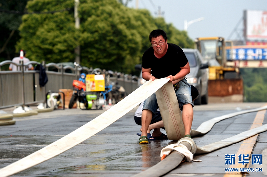 河南安陽積極應(yīng)對城市內(nèi)澇災(zāi)害 河南安陽積極應(yīng)對城市內(nèi)澇災(zāi)害