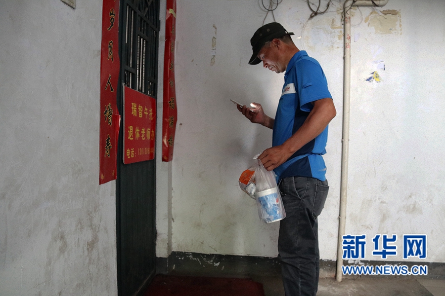 鄭州:高溫下的勞動者們 鄭州:高溫下的勞動者們