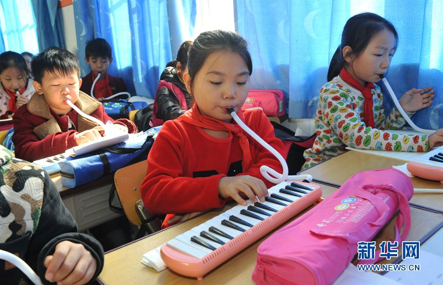 鄭州:多彩課堂 琴聲悠揚 鄭州:多彩課堂 琴聲悠揚