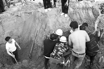 2歲女童不慎墜井 因深井狹窄消防掘地1小時(shí)施救