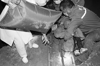 2歲女童不慎墜井 因深井狹窄消防掘地1小時(shí)施救