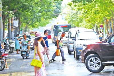 鄭州重罰機(jī)動車不禮讓斑馬線行為 罰款并扣3分