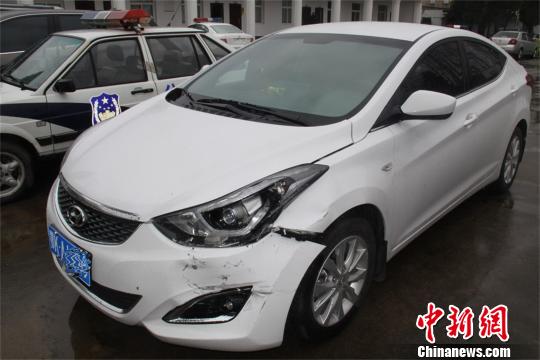 在逃嫌疑人撞擊警車湖北民警將其制服