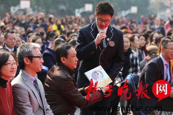 ����һ��ë����ְ���Ů��������