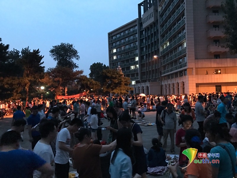 大學(xué)畢業(yè)季跳蚤市場(chǎng)火爆 大媽3元“強(qiáng)買”400元衣服