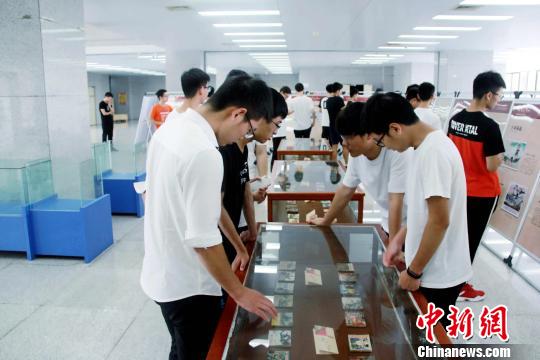 “紅色連環(huán)畫巡展走進高校”首場在武漢科技大學舉行