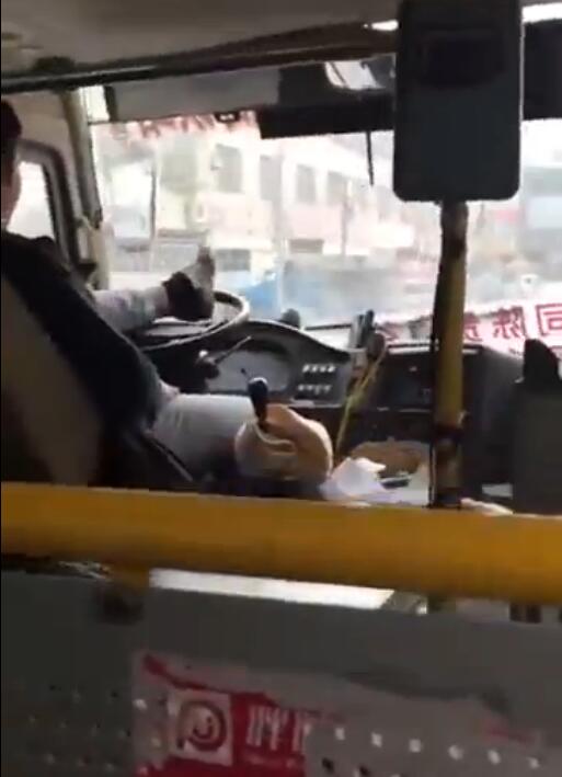 廣東一公交司機(jī)“用腳開(kāi)車(chē)”已被警方控制