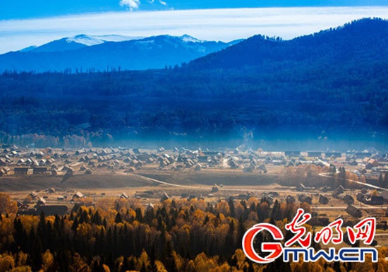 新疆童話(huà)般色彩的寧?kù)o村莊