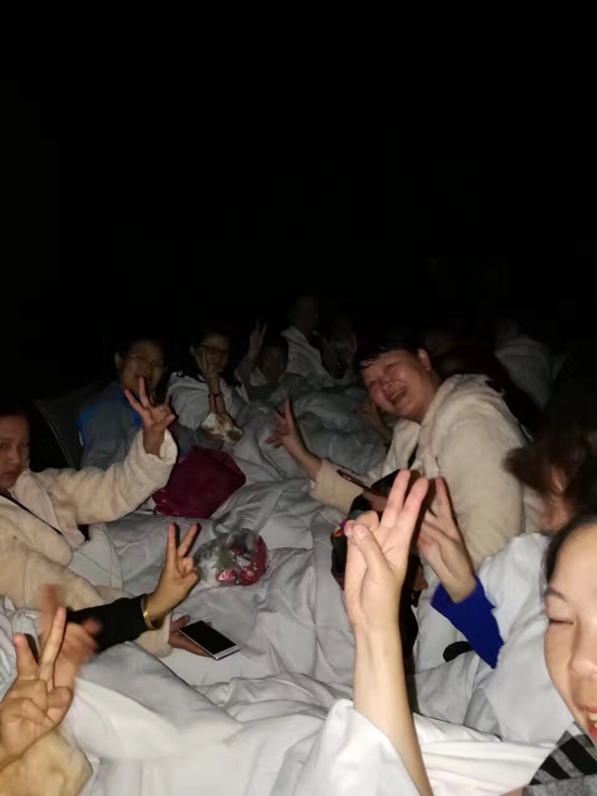 游客在戶外臨時(shí)搭建的簡(jiǎn)易床位上休息。中國(guó)國(guó)旅四川分公司供圖