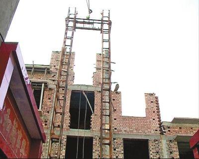 河南新鄭違建屢查處仍開工 土地主人是城管隊(duì)員