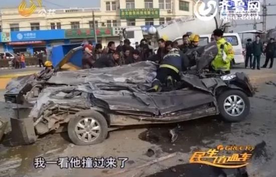 轎車被壓扁