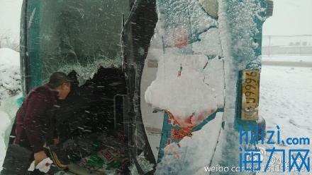 大連至丹東大客雪天側(cè)翻 致20余人受傷4人重傷