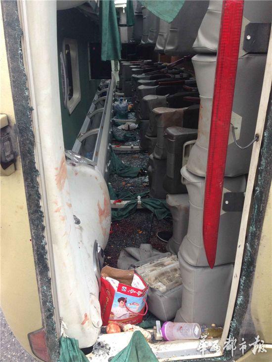 京昆高速客車側(cè)翻43名乘客受傷