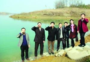 湖北官員為證水質(zhì)好一起舀漳河水直接喝下