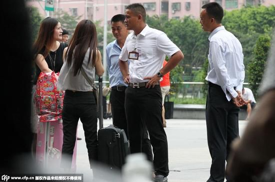 ���϶��B�m(x��)��(b��o)��(2014��9��10����11����12��)֮�����_���^(q��)�Ϻ��ֵ��k���ڰ��ɳ������F·�������_����܇(ch��)վ��ʮ�׼҆�λ���_����܇(ch��)վ(li��n)���_(k��i)��(hu��)����ӑ��(du��)�������P(gu��n)���T(m��n)ֱָ�@һ�����������10��֮�����º���һ��Ʊ��(w��)�c(di��n)�⵽ͣ�I(y��)�{(di��o)�飬�_����܇(ch��)վ�V��(ch��ng)�ϵ�Ʊ؜�����ஔ(d��ng)�L(zh��ng)һ�Εr(sh��)�g��Ҳ�N(xi��o)���E��������һ��r(sh��)�g��2015��7��6�պ�7��7�գ�ӛ���ٴΰ��L(f��ng)�l(f��)�F(xi��n)���@ȺƱ؜���ֻ؁�(l��i)�����@���治��һЩ��������������͵ĵ��c(di��n)���������_����܇(ch��)վ��Ʊ�d���T(m��n)�������������_��Ʊ��(w��)����������4�����_������������֮��(sh��)���D�鴩���(l��i)��܇(ch��)վ�ˆT�ķ��b�����Ӻ���ǰ�������^�Ĺ����Ƶġ�Ʊ؜�ӡ����ք�(sh��)��վ���H�����_����