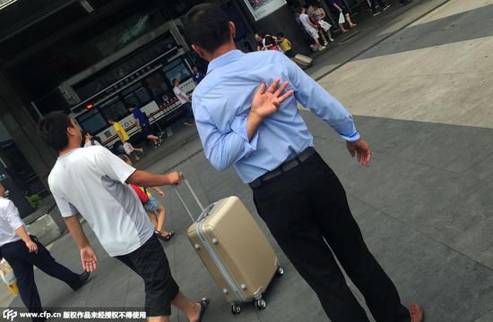 7��6�����������_����܇(ch��)վ�V��(ch��ng)��ڵ����̎���@����ͨ����Ʊ̎�ıؽ�(j��ng)֮·����(l��i)���ĳ˿������ʮ����Ʊ؜�ӷ�ɢ�ڸ��������r(sh��)�rס�^(gu��)�������ˣ���Ҫ���L(zh��ng);��܇(ch��)ô?��ͬ�r(sh��)��ָ���h(yu��n)̎��ʾ��Ҫ�������I(m��i)Ʊ���е����ˌ�(du��)����֮������Ҳ��������ͣ�����_�������Ҹ��SƱ؜���x�_(k��i)���D�顰Ʊ؜�ӡ���ͬ�������İ�ʾ�ք�(sh��)���@�ք�(sh��)�Ǹ��Vͬ��Ʊ�r(ji��)������