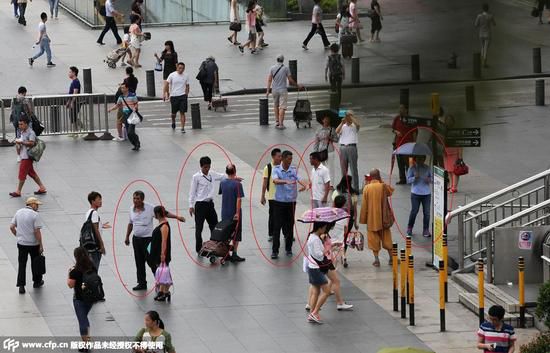 �����_����܇(ch��)վǰ�ďV��(ch��ng)��֮�⣬Ʊ؜�ӂ����I(l��ng)���������U(ku��)�������_����܇(ch��)վ����̎����Ʊ؜�ӵȺ��ڴ���ֱ�����(zh��n)�����Ļ�܇(ch��)վ��վ����Ⱥ�������_����܇(ch��)վ���ǵĴ��T(m��n)����ͬ���Ў���Ʊ؜�ӵȺ��ڴ������r(sh��)���^(gu��)���ĳ˿ʹ�Ԓ(hu��)�����ȥ��9�������c���͵ļ�ðƱ؜���˔�(sh��)���H�](m��i)�Мp��������������������Ȼ��ͬ�ӵ��b�磺�{(l��n)ɫ�Ʒ���������������������Ů���������������������߀�С��������������tɫ�R�׵ġ��������(w��)�(du��)�ɆT���������ǡ������ˆT�����c�������͵��(du��)�鮔(d��ng)�С��D���_����܇(ch��)վ�V��(ch��ng)��Ʊ؜�ӡ����Ѽ�ð�����ˆT���_�˿�ُ(g��u)�߃r(ji��)Ʊ��