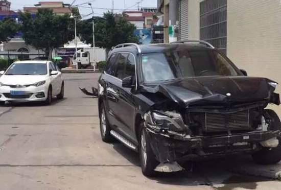 夫妻離婚爭財產(chǎn)起爭執(zhí) 當街駕奔馳寶馬互撞(圖)