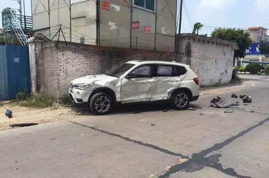 夫妻離婚爭財產(chǎn)起爭執(zhí) 當街駕奔馳寶馬互撞(圖)