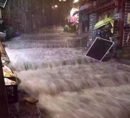 城區(qū)街道成一片“汪洋” 微博圖片