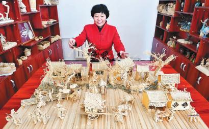女老師耗時(shí)兩年 用蒲草編織《清明上河圖》(圖)