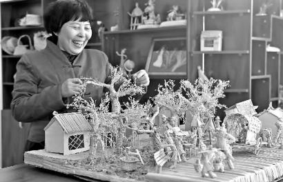 女老師耗時(shí)兩年 用蒲草編織《清明上河圖》(圖)