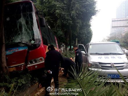 廣西一公交車連撞多車后撞樹 致1死多傷(圖)