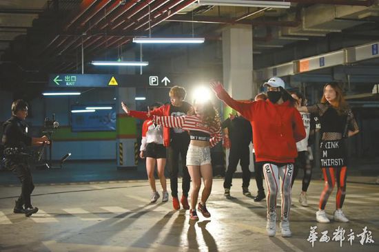 1��26�����ɶ��д���·ĳ��(xi��)�֘ǣ���ҹ12�c(di��n)�^(gu��)������(x��)����߀�ڵ���܇(ch��)��(k��)�Ĕz��