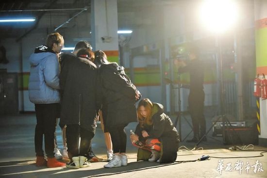 ����(f��)�ž��Ĕz��һλŮ���۵ö��ڵ��¡�