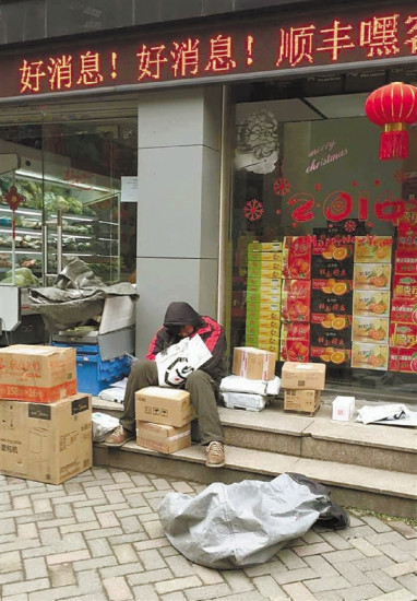 快遞小哥累得坐臺(tái)階上睡著辛酸照片刷屏(圖)